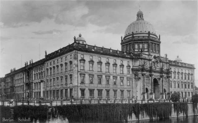 Berliner-Stadtschloss-postcard-from-the-1920s.jpg