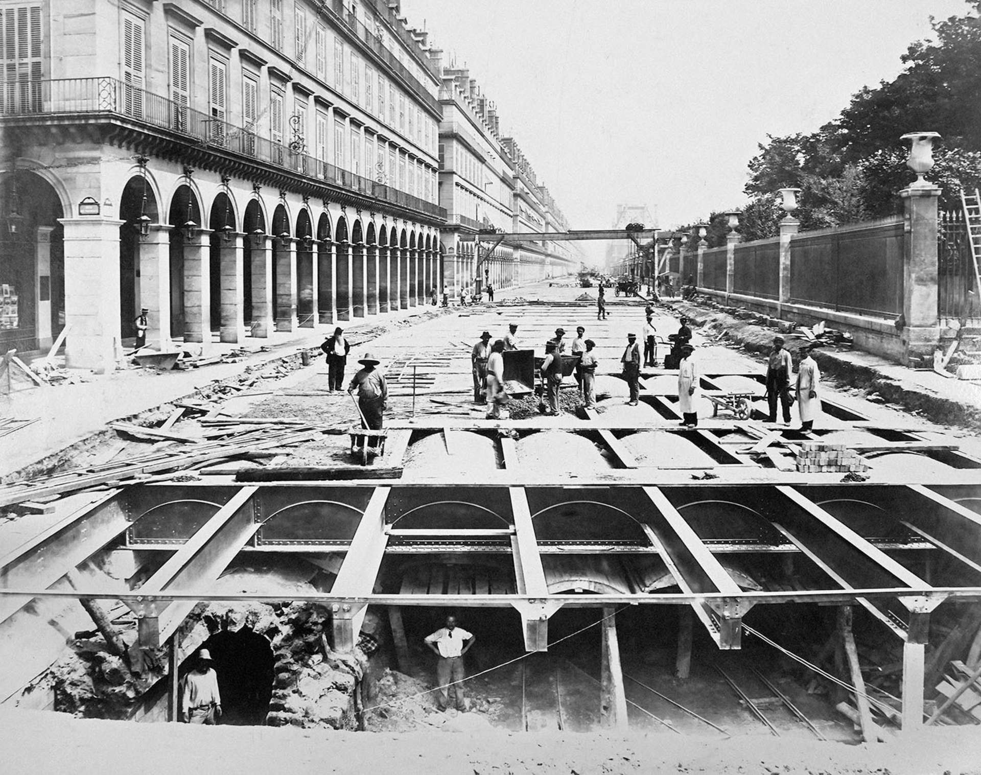 Station « Concorde » (1er-8e arr.), rue de Rivoli. Achèvement du tablier métallique. Charles Maindron (1861-1940), photographe, 25 juillet 1899. Tirage moderne (2023). Collection Groupe RAT