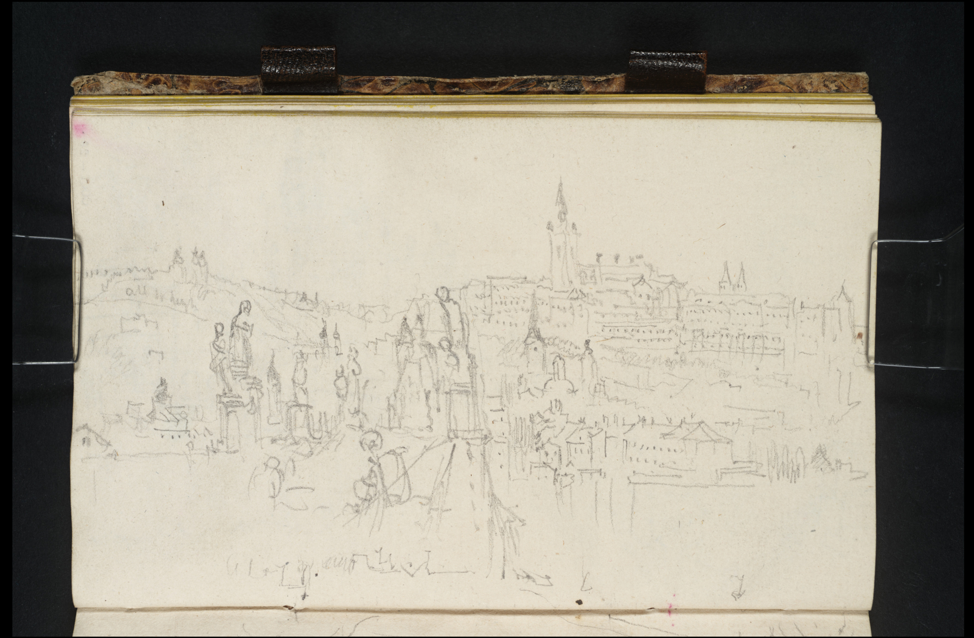J. M. W. Turner: Pohled přes Karlův most na Petřín a Hradčany, 1835, kresba z Dresden, Teplitz and Prague Sketchbook [Finberg CCCI], tužka na papíře, 100 × 159 mm, Tate