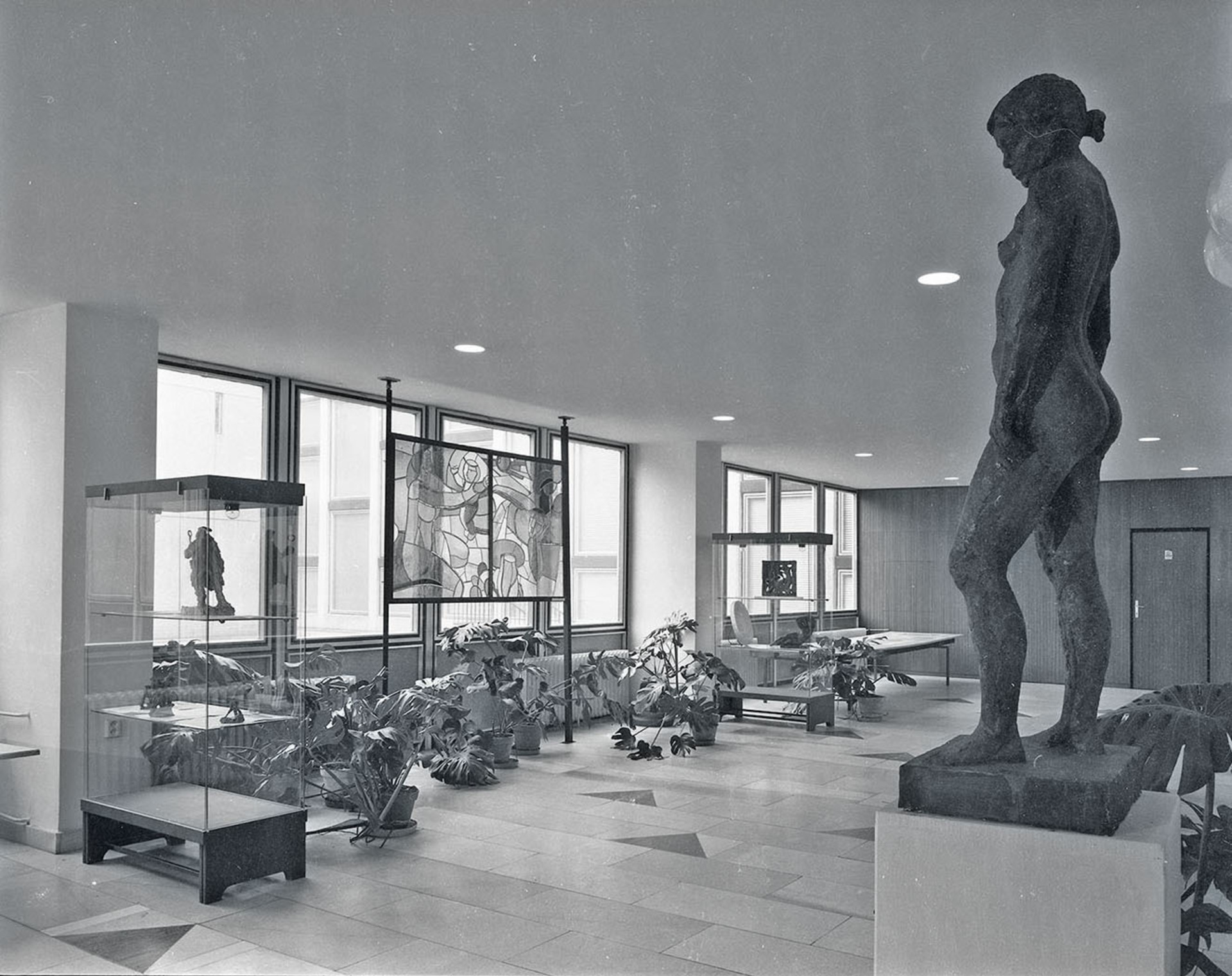 Fotografie výstavy Práce posluchačů Akademie výtvarných umění, Dům kultury SONP, Kladno, 1973, vitráž uprostřed od Petra Pavlíka, foto: Pavel Paul, archiv VVP AVU