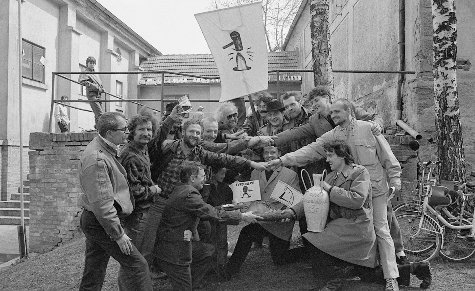 Členové skupiny 12/15 a Tvrdohlaví, uprostřed se slunečními brýlemi Petr Pavlík, Koloděje, 23. 4. 1988, foto: Petr Zhoř