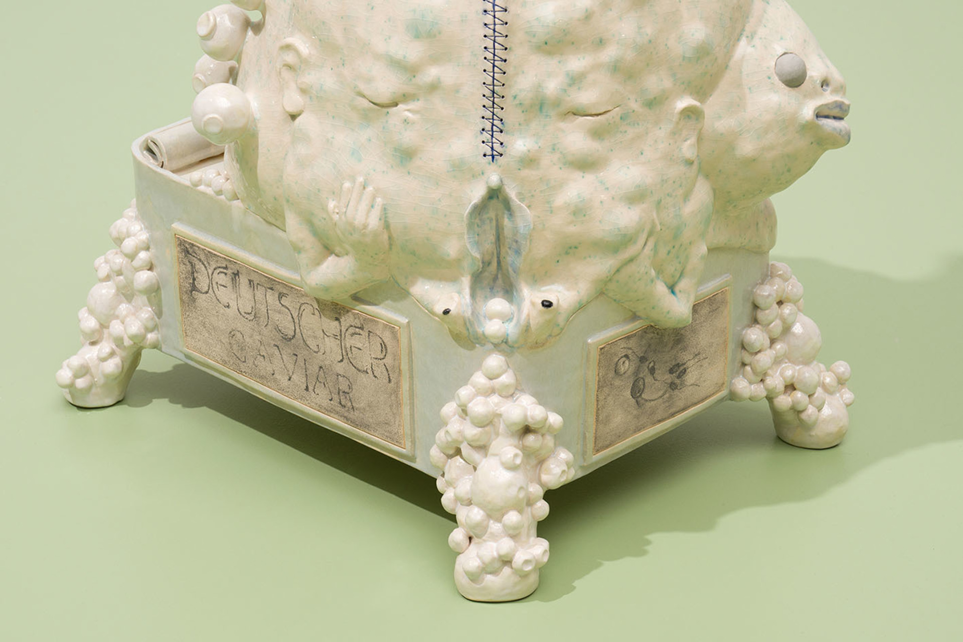 Dominik Adamec: Deutscher Caviar, detail, 2024, glazovaná keramika, Karpuchina Gallery, Praha, 2025, foto: Matěj Doležal