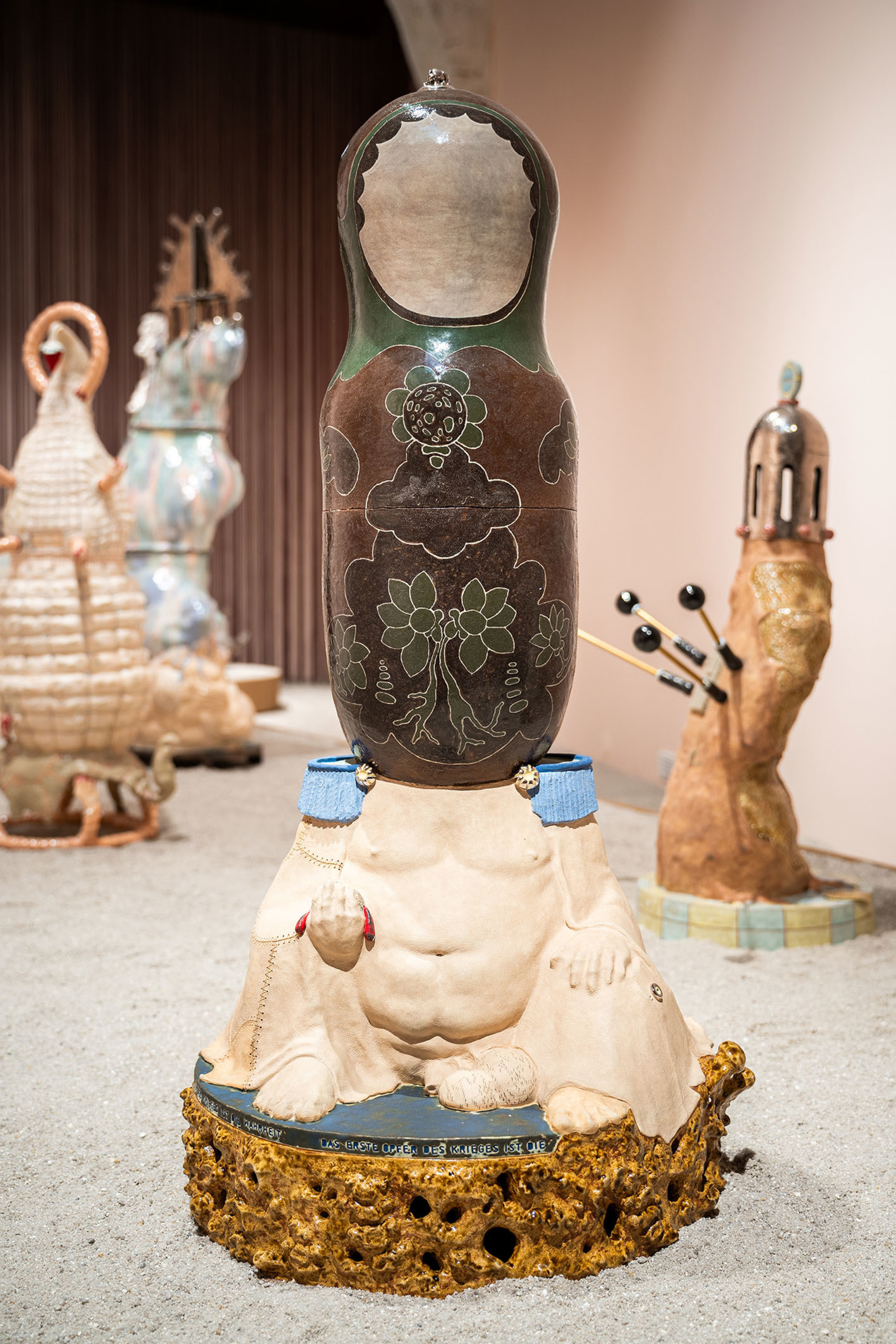 Dominik Adamec: Federatio Mater, 2025, glazovaná keramika, platina, Karpuchina Gallery, Praha, 2025, foto: Tomáš Rubín
