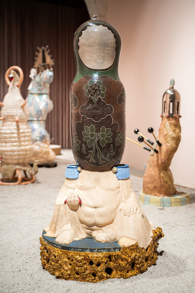 Dominik Adamec: Federatio Mater, 2025, glazovaná keramika, platina, Karpuchina Gallery, Praha, 2025, foto: Tomáš Rubín