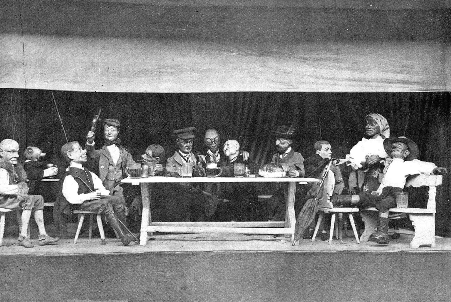 3-Skupina-loutek-z-plzeŚskāho-divadla-Karla-Nov†ka-a-Feri†ln°ch-osad-na-loutk†żskā-vžstavō-v-Praze--Havl°ükovžch-sadech-v-roce-1924.-Sb°rka-a-muzeum-loutek-Marie-a-Pavla-Jir†skovžch.